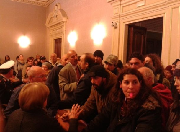 Comitati per la casa interrompono consiglio comunale a Livorno