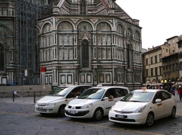 Alcuni taxi regolari in sosta nella pizza del Duomo