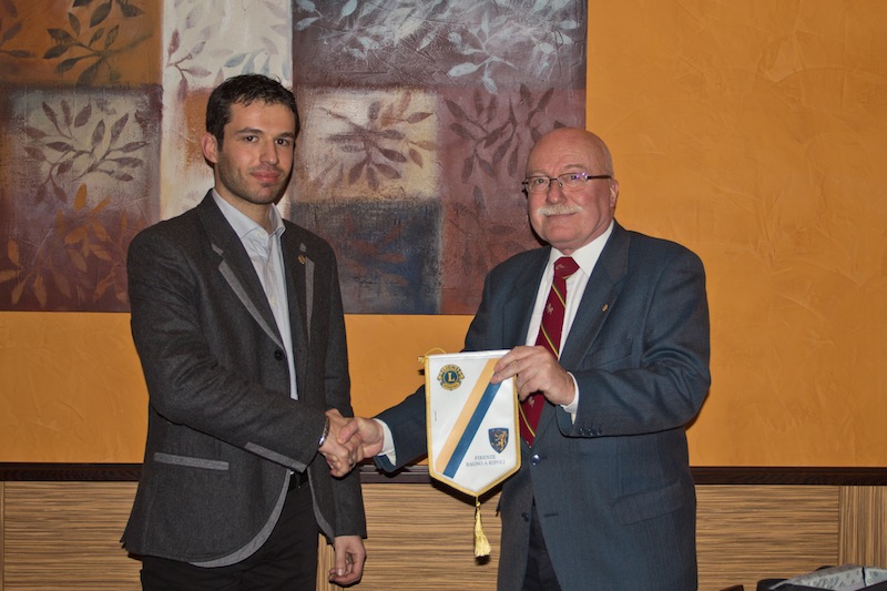 il Presidente dei Lions, Giorgio Zanasi (a destra) consegna il guidoncino al Presidente dei Leo Club Giuseppe Guarneri
