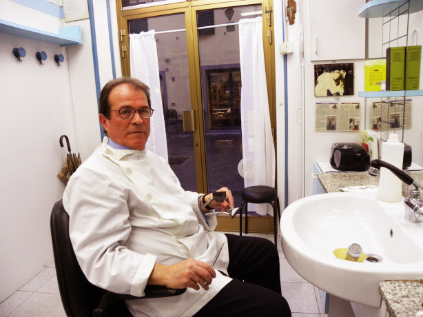 Domenico ci mostra i rasoi di una volta