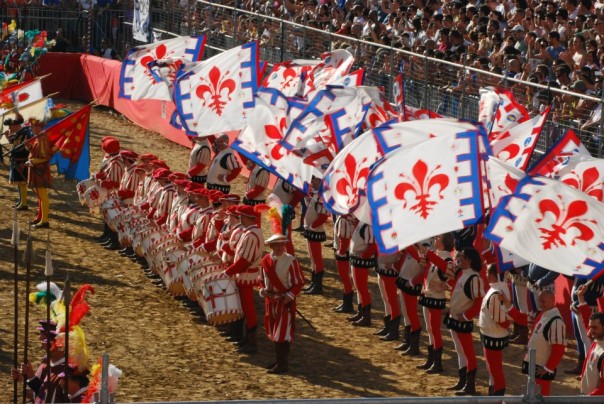 Il gruppo dei Bandierai degli Uffizi prima di una partita del Calcio Storico Fiorentino
