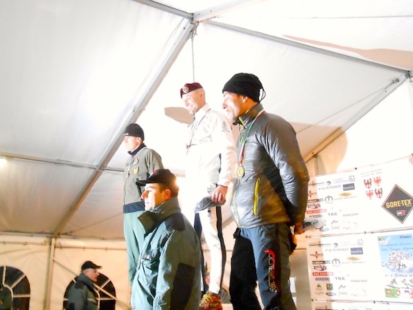 Il capitano Marco Mosolo durante la premiazione