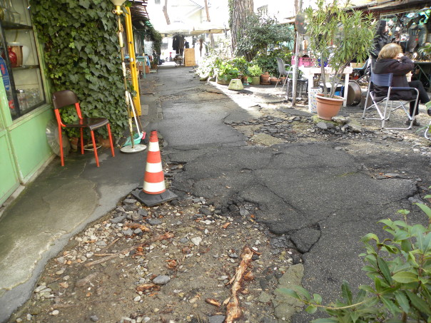 Piazza dissestata dove sorge il mercato