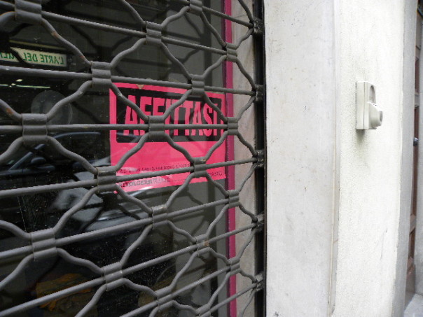 Uno dei tanti cartelli "affittasi" che affliggono il quartiere di San Frediano