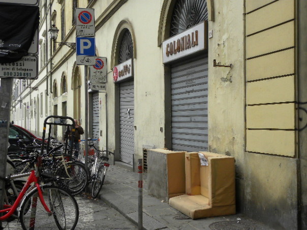 L'ex Caffè Torrefazione ricettacolo di rifiuti