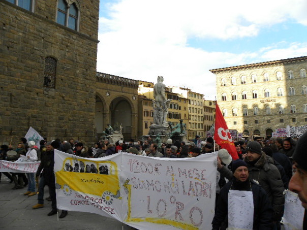 Alcuni degli striscioni sventolati dai dipendenti comunali