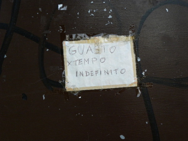 Il cartello sulla porta del bagno pubblico nella piazza