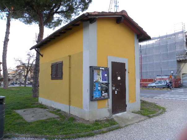 La toilet non funzionante all'interno della piazza
