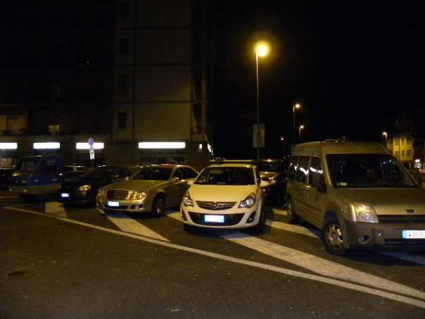 Piazza Batoni, macchine in divieto in mezzo alla strada