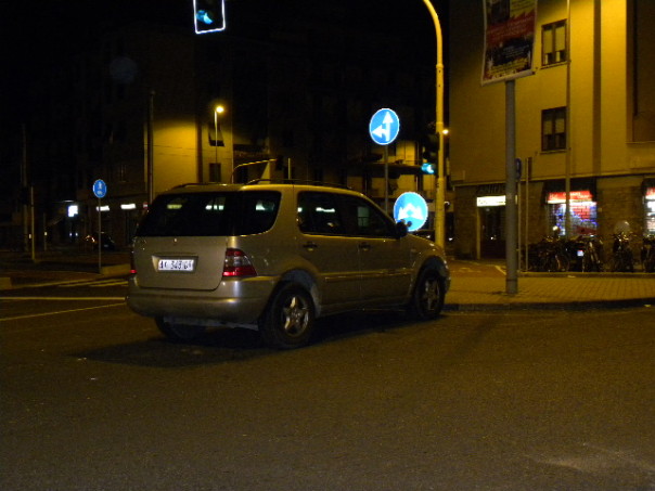 Tour serale tra la giungla di auto nel Quartiere 4