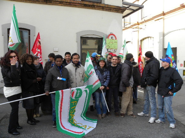 Presidio dei lavoratori della Dussmann di fronte il deposito di Ataf in viale dei Mille