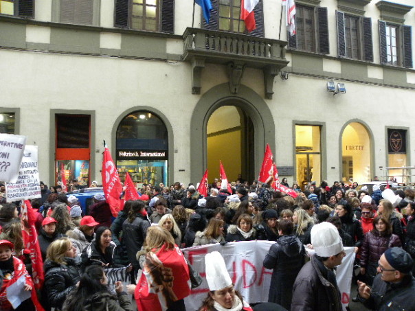 Sciopero di fronte alla Prefettura in via Cavour