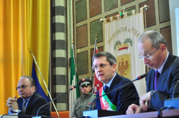 La cerimonia nel palazzo comunale a Pisa. Da sin. il prefetto Tagliente ed il sindaco Filippeschi