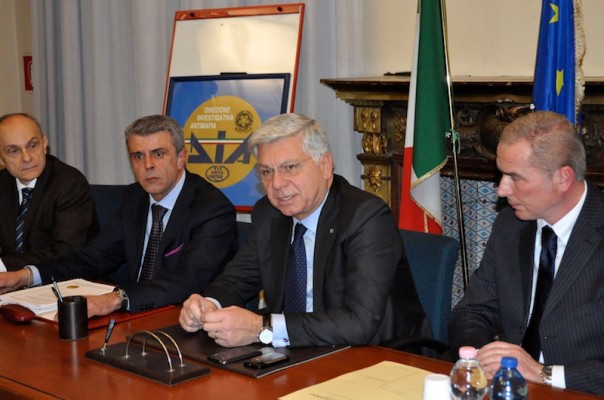 Il capo della Dia Arturo De Felice (terzo da sin) durante la conferenza stampa a Firenze