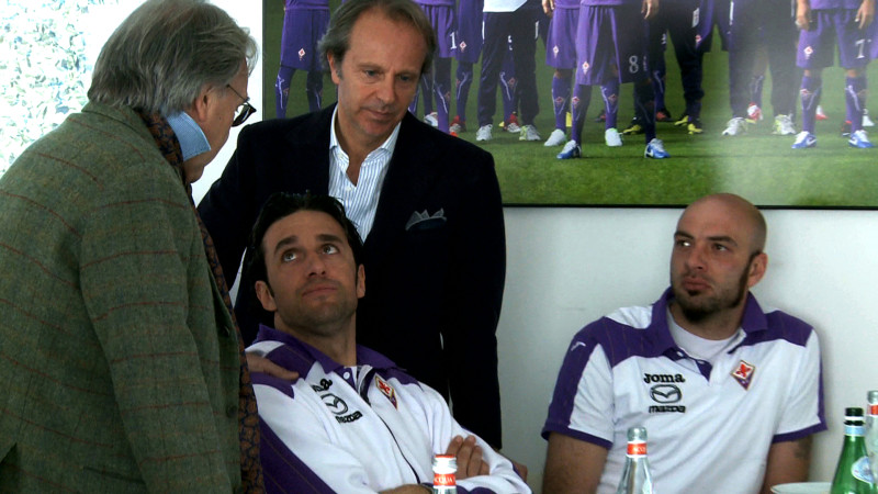 Diego e Andrea DellaValle consigliano e incoraggio Luca Toni e il terzo portiere Lupatelli (Foto Viola Channel)