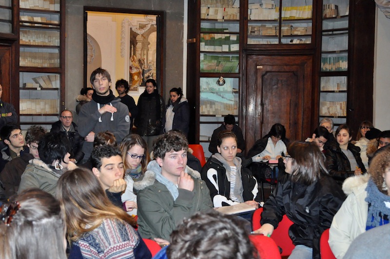 Gli studenti del Galileo durante l'incontro con la Guardia di Finanza