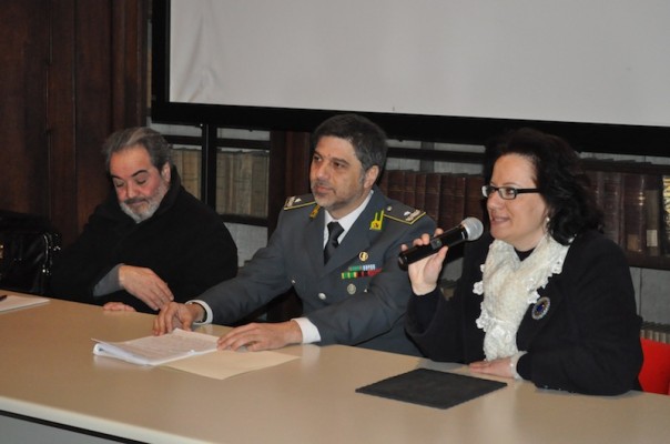 da sinistra Beppe Dati, il generale Leandro Cuzzocrea e la dirigente scolastica Annamaria Bax