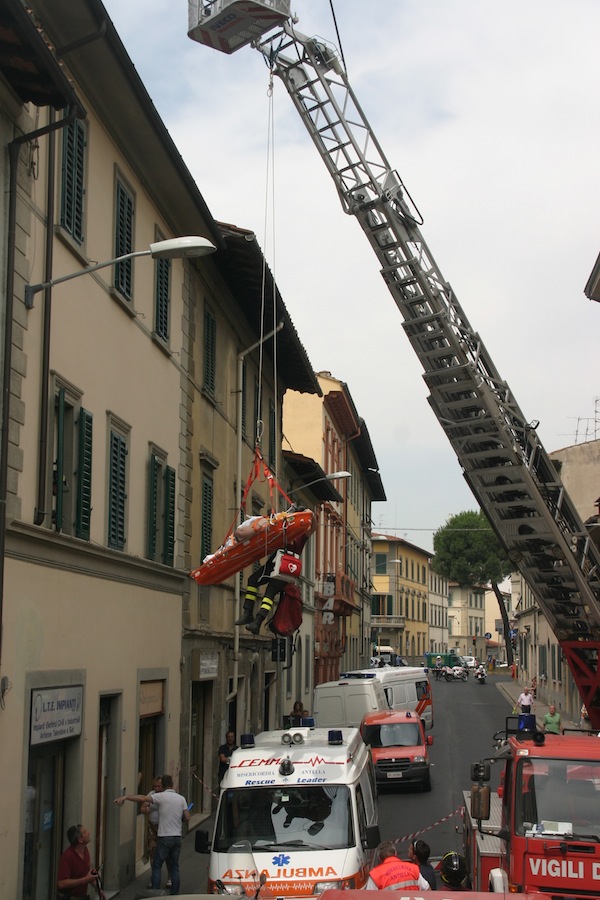 Un intervento di soccorso per recuperare una persona da uno stabile
