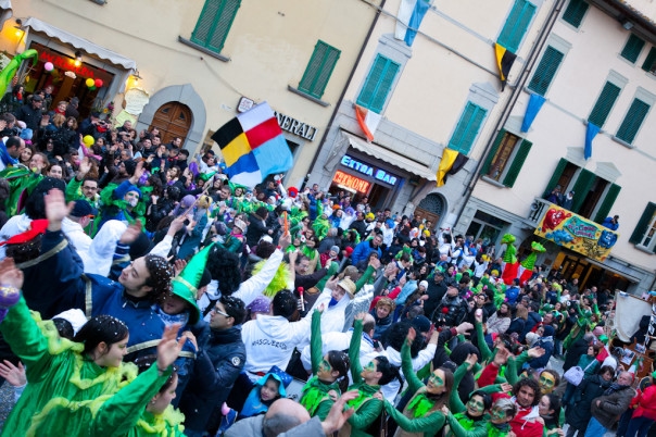 Coriandoli e bandiere a Foiano