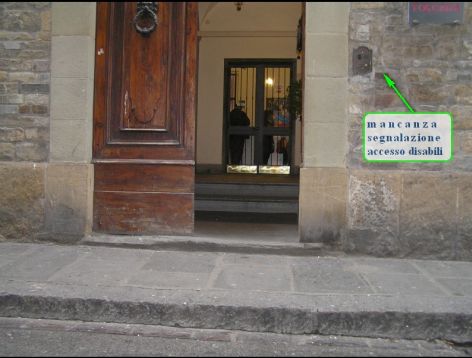 L'accesso principale è inaccessibile (foto: Patrizia Pepe)