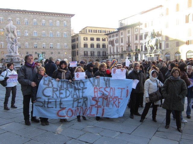 Striscioni sventolati dai lavoratori