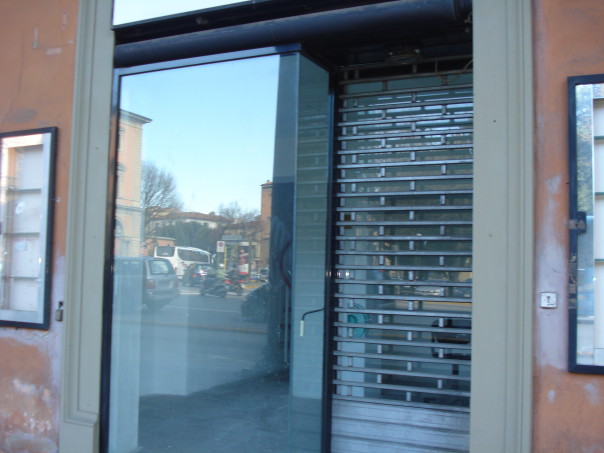 Uno dei fondi sfitti in piazza della Libertà