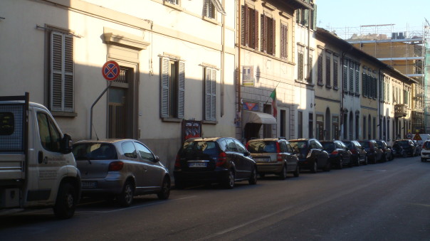 Una fila di macchine in divieto di sosta