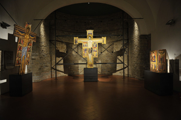 La mostra delle pitture originali del XII e XIII secolo nell'abside dell'ex-chiesa di San Pier Scheraggio, nel complesso museale degli Uffizi, a Firenze