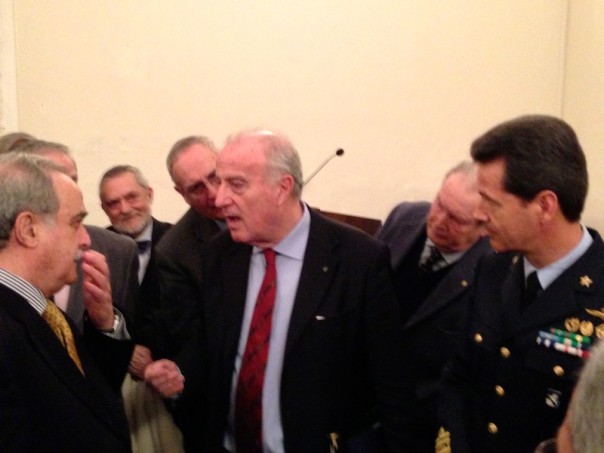 L'ammiraglio Sanfelice di Monteforte si intrattiene con le autorità fiorentine al termine della conferenza