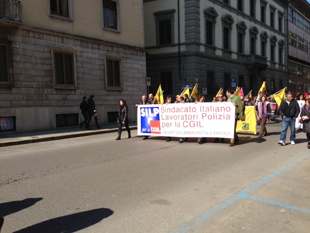 Anche la Polizia nel corteo