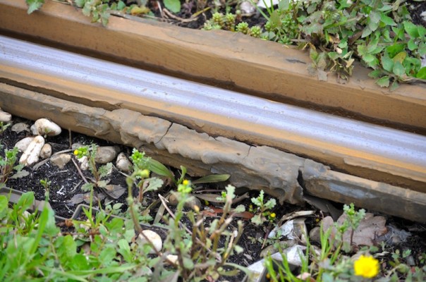 Le giunture che uniscono una fascia di protezione lungo il binario che si sta consumando