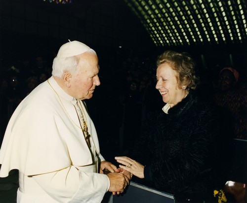 Carla Guiducci Bonanni insieme a Papa Giovanni Paolo II