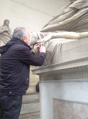 Il sopralluogo sulla statua vandalizzata