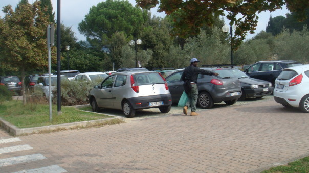 Mentre dirigono il traffico un attimo prima di sfilare soldi agli utenti