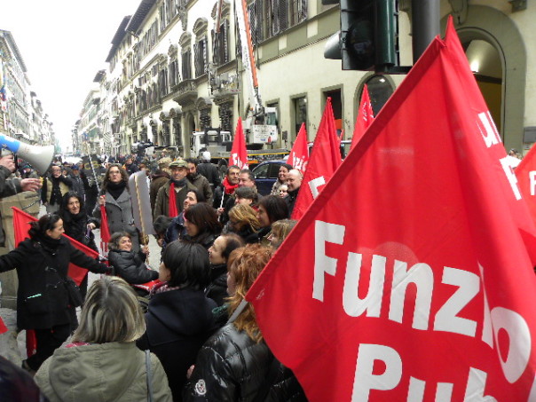 Il presidio dei lavoratori delle cooperative sociali in via Cavour