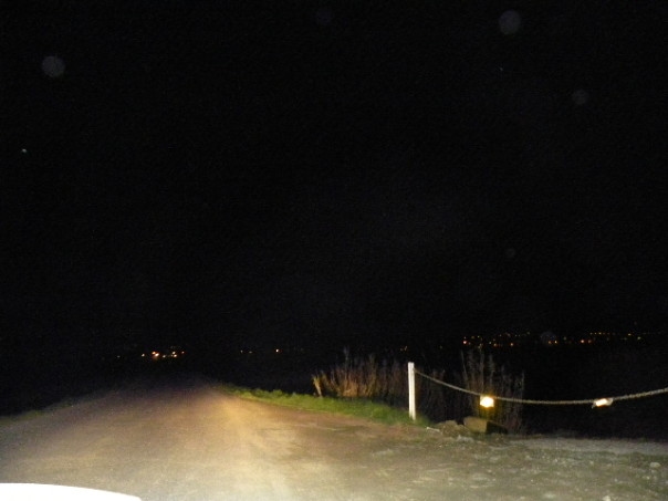 Lungo la strada, buia e pericolosa, non ci sono lampioni