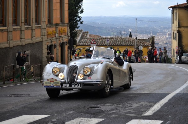 Una Jaguar all'arrivo della Firenze Fiesole 2013