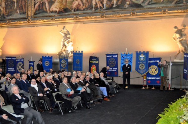 Erano presenti i gonfaloni dei Rotary club fiorentini