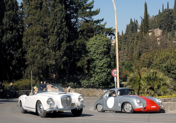 Un passaggio di auto alla "curva del regresso" vicino a Fiesole in una delle ultime edizioni