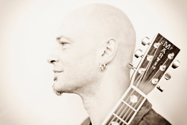 Il chitarrista dela Bandabardò, Finaz, sabato 16 marzo sarà alla sala Vanni di Firenze in versione solista