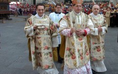 Il cardinale Giuseppe Betori davanti al sagrato del Duomo di Firenze