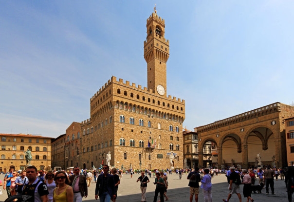 Piazza della Signoria dove sorge il maestoso Palazzo Vecchio
