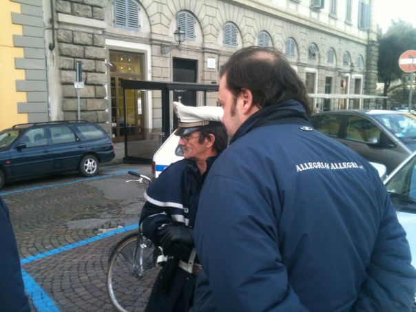 Furgoncino rischia di sprofondare in una grotta in Oltrarno