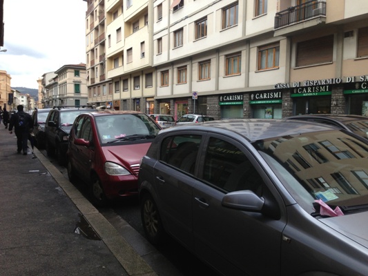 Decine di macchine in sosta sulle strisce blu prive del tagliando per il parcheggio (atto I)