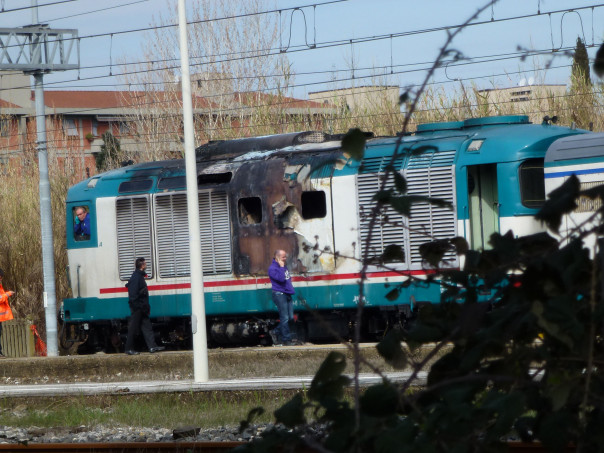 Linea Firenze Pis abloccata per un locomotore in fiamme alle Cascine