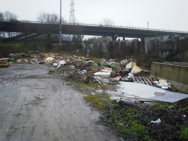 Travi metalliche e pallet di legno: la zona è abbandonata a sé stessa