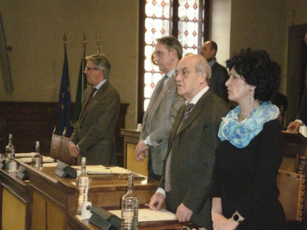 Il sindaco di Prato Roberto Cenni (al centro)