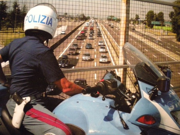 Pattuglie della Polizia stradale sopra un viadotto