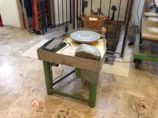 Il tornio sul quale si posiziona e si lavora la massa argillosa 