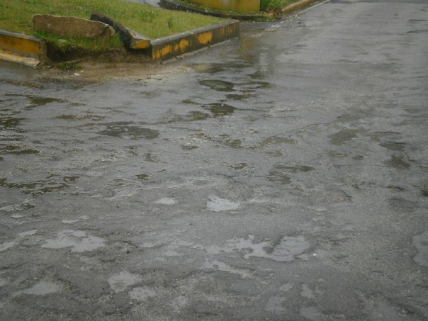 La strada d'accesso al Pronto Soccorso è piena di buche nell'asfalto